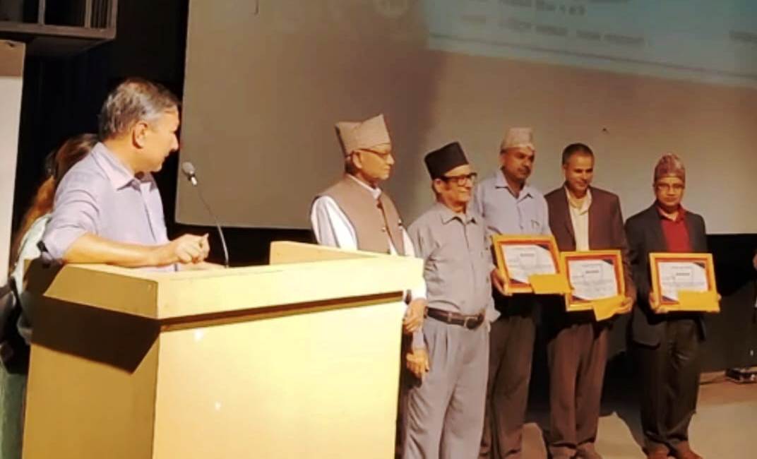 शब्दाङ्कुर कथा प्रतियोगिताका विजेताहरू पुरस्कृत